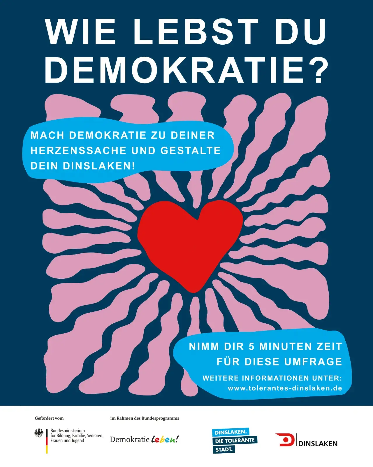 Plakat mit dem Titel „Wie lebst du Demokratie?“ in weißer Schrift auf dunkelblauem Hintergrund. Im Zentrum ist ein stilisiertes rotes Herz, umgeben von rosafarbenen, handähnlichen Formen. Zwei blaue Sprechblasen enthalten die Texte: „Mach Demokratie zu deiner Herzenssache und gestalte dein Dinslaken!“ sowie „Nimm dir 5 Minuten Zeit für diese Umfrage – Weitere Informationen unter: www.tolerantes-dinslaken.de“. Unten Logos vom Bundesministerium für Familie, Senioren, Frauen und Jugend, dem Programm „Demokratie leben!“, sowie der Stadt Dinslaken mit dem Slogan „Dinslaken. Die tolerante Stadt.“